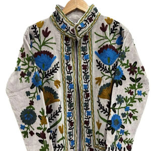 Veste universitaire en velours blanc, broderie Suzani, style bohème, motif floral d'hiver, luxe moderne, haute qualité, respirante, écologique - Product Image 1