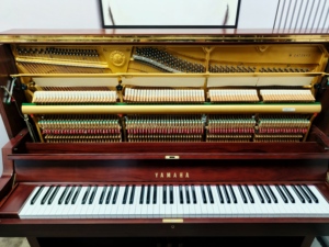 Piano droit Yamaha W101 en acajou d'occasion, brun, acoustique, professionnel, 88 touches, instrument d'occasion - Product Image 5
