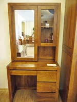 Table de toilette en teck durable avec 4 tiroirs, 2 portes et miroir amovible |   Chef-d'œuvre nordique moderne et durable en bois massif pour chambre à coucher