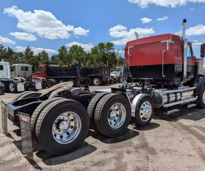 El mejor!! Camión Semirremolque Usado Western Star 4900 Tri Axle 2018 en Perfectas Condiciones - Camión con Dormitorio de Techo Elevado en Venta - Product Image 2