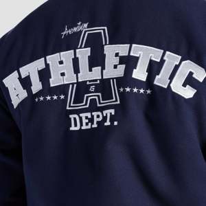 เสื้อแจ็คเก็ต Crest Varsity กันน้ำ สีกรมท่า วินเทจ หนังปักลาย ปิดด้วยซิป มีไซส์ตั้งแต่ XS ถึง 6XL สำหรับฤดูใบไม้ผลิ ฤดูใบไม้ร่วง และฤดูหนาว - Product Image 5