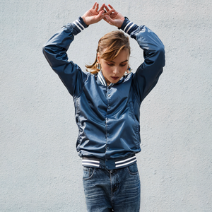 Chaqueta de béisbol con bordado frontal de lona personalizada al por mayor en blanco Letterman Varsity para hombres con diseño transpirable a prueba de viento - Product Image 5