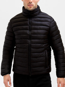 Veste matelassée noire élégante, modélisée avec une fermeture éclair partielle sur le devant, mettant en valeur sa silhouette élégante, légère et décontractée. - Product Image 5