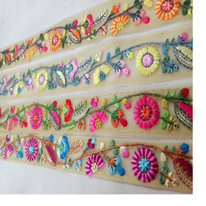 Lacets de travail brodés sur mesure avec options multicolores en broderie de paillettes en largeur de 1.5 pouces - Product Image 1