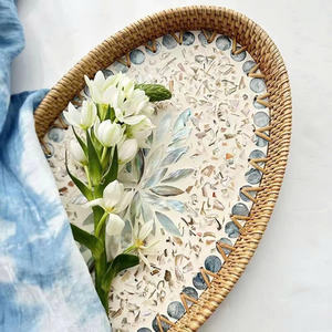 Plateau de service ovale en rotin personnalisable à succès avec incrustation de nacre et motif de paniers de rangement, fabriqué au Vietnam - Product Image 1