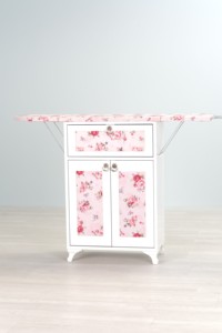 Planche à repasser pliable et réglable en bois avec armoire, cadre blanc et motif floral rose pour usage domestique - Product Image 2
