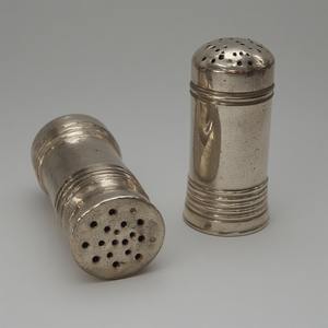 Molino de sal y pimienta de latón vintage con detalles ornamentados artesanales hechos a mano diseñados para interiores de comedor decorativos - Product Image 2