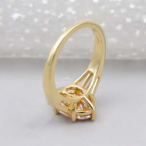 แหวนเพชรรูปไข่สีชมพูสังเคราะห์ประดับด้วยสามเม็ด - Product Image 5