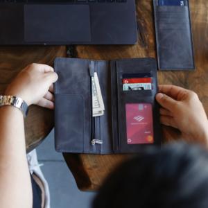 Portefeuille pour cartes RFID fait main sur mesure en cuir de vachette véritable - Product Image 1