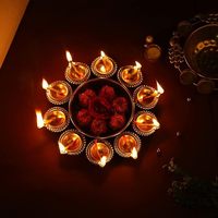 Lampe Diwali en métal Urli Diya de conception gracieuse de Lotus avec la flamme tranquille en métal Divin Urli Diya