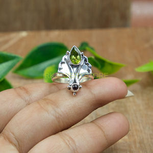 แหวนเพอริดอทสีเขียว แหวนโกเมนสีแดง แหวนเงินแท้ 925 แหวนดีไซน์ไม่ซ้ำใคร ทำด้วยมือ เครื่องประดับเพอริดอทและโกเมน ของขวัญวันวาเลนไทน์ - Product Image 2