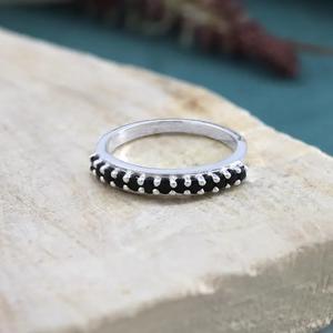 Bague en Onyx noir demi-éternité pour femmes bijoux minimalistes en argent Sterling 925 bague empilable délicate bague en Onyx bague éternité - Product Image 1