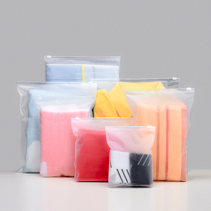 ถุงซิปล็อคพลาสติกแบบ<span class=keywords><strong>ด</strong></span>้านสำหรับ<span class=keywords><strong>เสื้อ</strong></span>ผ้า พิมพ์โลโก้ได้ ผลิตจาก CPE ย่อยสลายได้ทางชีวภาพ พร้อมซิปเลื่อน PE ปิ<span class=keywords><strong>ด</strong></span>ผนึกได้ ใช้สำหรับบรรจุภัณฑ์เสื้อผ้า - Product Image 1