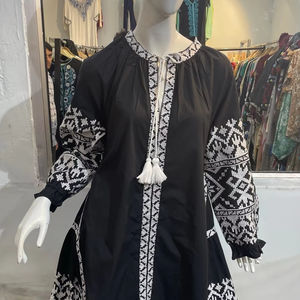 ชุดเดรสยาวสไตล์โบฮีเมียนสำหรับผู้หญิง แขนสั้น ลายปักแบบยูเครน พร้อมพู่ห้อย ผ้าทอ 100% ผ้าฝ้าย - Product Image 1