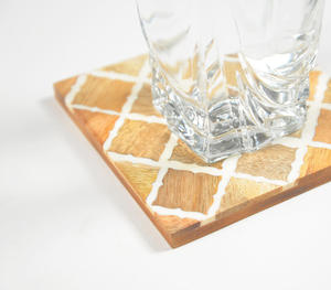 Ensemble de sous-verres carrés en bois sophistiqués avec motif en treillis de diamants, vente en gros, protection de table géométrique moderne - Product Image 1