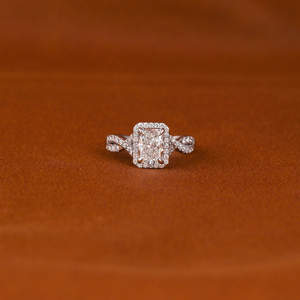Anillo de compromiso de corte radiante de 1,5 CT de oro blanco de 14KT Anillo de ajuste de racimo de pavé de diamante cultivado en laboratorio con certificado IGI - Product Image 2