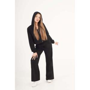 Ensemble trois pièces LUSTRIN pour femme en mélange modal noir : cardigan, crop top et pantalon – Confortable et élégant pour la vente en gros - Product Image 4