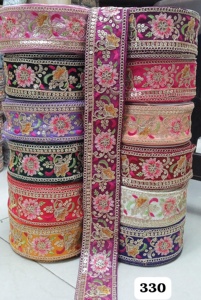 Garniture en dentelle brodée florale faite à la main sur mesure pour les robes et les projets d'artisanat. Idéal pour le créateur de mode - Product Image 5