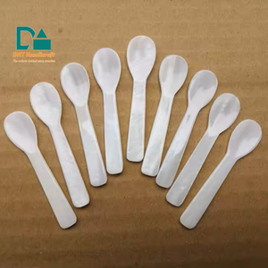 Ensemble de cuillères modernes en nacre écologiques pour servir le caviar, les desserts et les bonbons, pour la présentation - Product Image 6