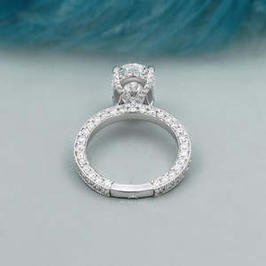 Anillo de Compromiso con Corte Ovalado y Banda de Diamantes Pavé con Halo Oculto en Oro Blanco - Product Image 4