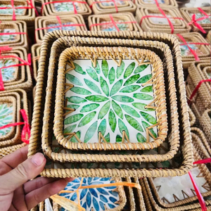 Plateau en rotin artisanal en fibre naturelle avec décor en nacre pour table à manger, Vietnam - Product Image 1
