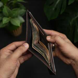 Portefeuille en cuir de luxe classique NO.81, noir avec accents rouges, fait main, garantie 5 ans, 4,25x3,25 pouces - Product Image 2