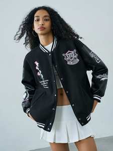 Chaqueta Universitaria de Béisbol Tejida con Cuello Alto Bordado de Lana Teñida Sólida para Mujer - Product Image 3