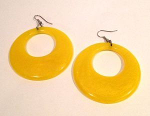 Modernos Aros de Resina Duraderos con Detalles en Oro, Modelados a Mano - Product Image 5