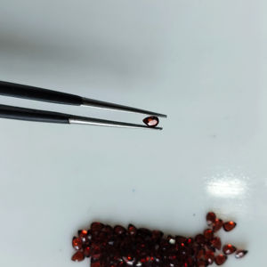 พลอยโกเมนสีแดงธรรมชาติ 3x2 มม. ทรงหยดน้ำ คุณภาพดีที่สุด สำหรับทำเครื่องประดับ - Product Image 1