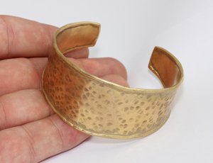 Mejor Quty Artesanías en relieve de Latón chapado en oro Brazalete de metal Brazaletes con incrustaciones de perlas para mujeres Fabricante EN LA India - Product Image 3