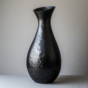 Charbon Crest Artisan Vase Noir avec Texture Naturelle Floral En Relief Design Home Decor Accent Statement - Product Image 5