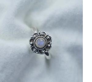 Bague élégante en pierre de lune arc-en-ciel en argent sterling 925 avec pierres précieuses naturelles Bijoux en pierre de lune blanche faits à la main pour femmes avec motif floral - Product Image 4