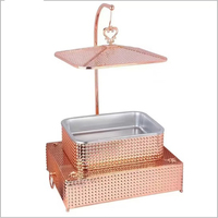 Plat à réchaud élégant en finition or martelé avec un couvercle en forme de dôme unique et une base robuste Parfait pour les buffets