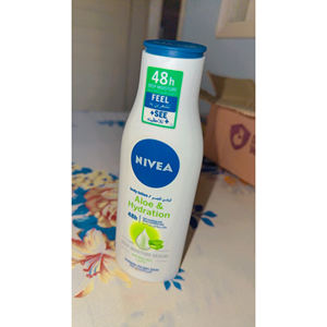Loción Corporal Humectante 48H, Fórmula Ligera, Loción Corporal Hidratante Nivea Aloe con Aloe Vera Natural para una Piel Suave - Product Image 3
