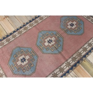 Tapis vintage en laine avec accents bleus turcs, patchwork, 3,5x6,2 pi (107x188 cm), avec envers en latex - Product Image 2