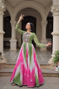 Vestido Bandhej de Diseñador con Bordado Gamthi y Trabajo de Espejos, Colección Navratri - Product Image 3