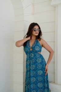 Ensemble deux pièces imprimé graphique cobalt et blanc, crop top dos nu et pantalon large, style bohème estival, lavable, longueur midi - Product Image 4