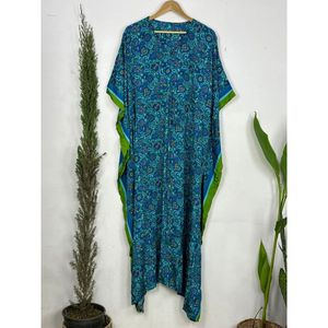 Caftán vintage azul turquesa, vestido bohemio de seda reciclada, largo y fluido, para la playa, con estampado floral, para cubrir el traje de baño - Product Image 1