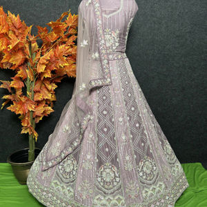 Designer exquis Lehenga ensemble Zari Sequin broderie lourde Style traditionnel Net Dupatta mariée et festive prêt à porter - Product Image 1