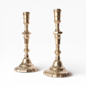 Juego de Portavelas Clásicos de Latón Antiguo con Diseño Tradicional Tallado para una Decoración del Hogar Elegante y Única - Product Image 1