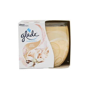 Glade Candle 120g Vanilla Blossom infunde su espacio con una fragancia cálida y acogedora de flor de vainilla - Product Image 2