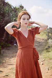 Vestido cruzado Mujer Tela de gasa de lino en un estilo Maxi fluido Traje de verano cómodo Natural y aireado - Product Image 5