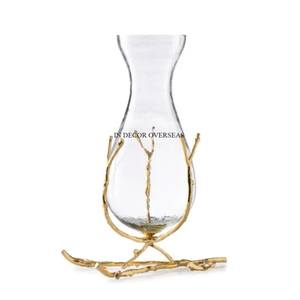 Vase à fleurs en métal de qualité luxueuse à texture martelée enduite de poudre de couleur blanche avec un designer floral plaqué or de haute qualité - Product Image 2