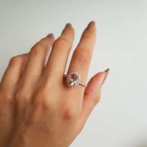 Anillos de Boda Románticos Unisex de Oro Sólido de 14k con Morganita Natural de 0.8ct y Diamantes Engastados en Pavé, Forma Ovalada - Product Image 2