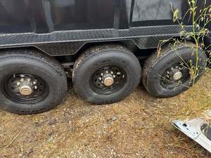 Remolque Volquete Tándem de Doble Eje de Alta Resistencia, Capacidad de 16 Toneladas, Carrocería de Acero Negro, Reflectores Rojos, para Transporte Agrícola y de Construcción, Motor de Alto Rendimiento - Product Image 3