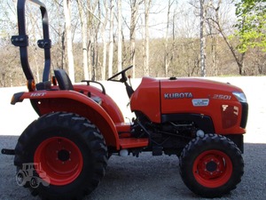 รถแทรกเตอร์คูโบต้า L2501 ขับเคลื่อน 4 ล้อ ระบบ HST ขนาดกะทัดรัด ขาย - Product Image 5
