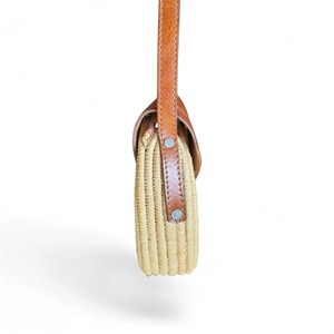 Sac bandoulière bohème marocain en paille tressée, avec rabat en cuir floral, fermeture ouverte, doublure en toile, deux sangles, pour usage quotidien, printemps - Product Image 3