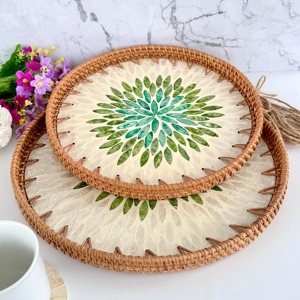 Plateau d'incrustation MOP avec fond à motif coquille rotin naturel et nacre servant des plateaux de rangement - Product Image 1