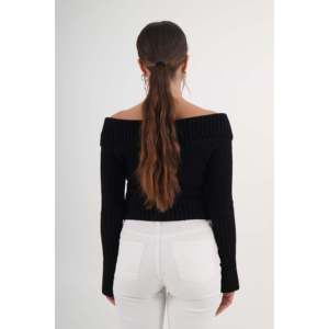 Blusa de Punto Negra para Mujer con Cuello Madonna y Cierre Completo, Disponible para Venta al Por Mayor - Product Image 3