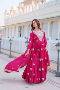 Robe Anarkali brodée magenta pour femmes Unity Luxure avec dupatta, tenue de fête et de mariage de luxe - Product Image 4